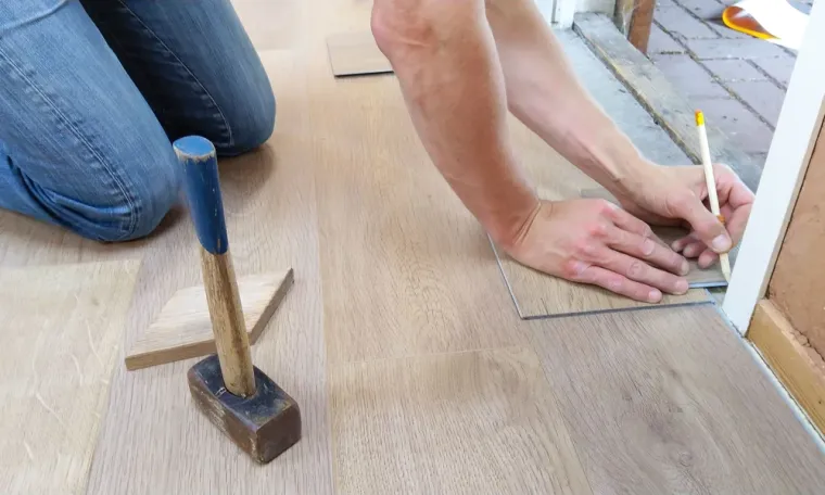 Pose d'un revêtement de sol PVC imitation parquet dans une maison à Bandol, La Crau, EB Peinture