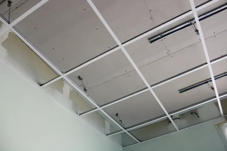 Installation d'un faux plafond suspendu en plâtre à Sanary-sur-Mer, La Crau, EB Peinture
